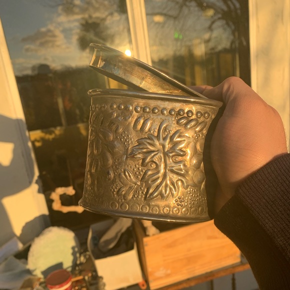 Free shipping! Vintage Silver Metal Box ~Grape & Vine Design~ - Picture 9 of 10